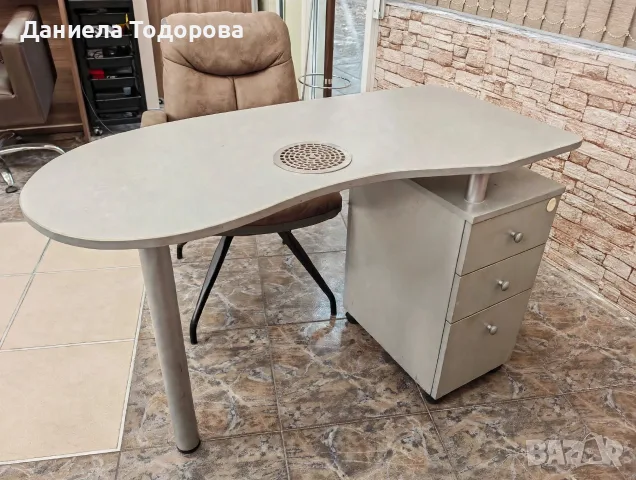 Продавам маникюрно бюро използвано 
