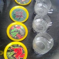 Четири чаши с подстакани и пластмасови чинийки, снимка 4 - Други ценни предмети - 41289537