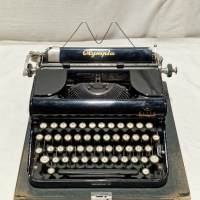 Пишеща машина Olympia , снимка 2 - Антикварни и старинни предмети - 44919854