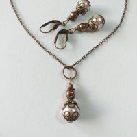Красив Викториански Перлен комплект с розови и кафяви кристални перли и бронзови орнаменти , снимка 3 - Бижутерийни комплекти - 40709384