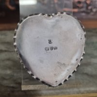 Антична английска сребърна кутия във формата на сърце - Ангелите На Рейнолд , снимка 3 - Антикварни и старинни предмети - 41414738