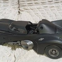 Batmobile - 1989 г. Мащаб 1:18  . Колата е чисто нова с LED светлини, снимка 2 - Колекции - 44404225
