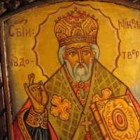 † Стара православна ръчно рисувана икона Свети Николай Чудотворец  и дърворезба с флорални мотиви., снимка 1 - Икони - 35745087