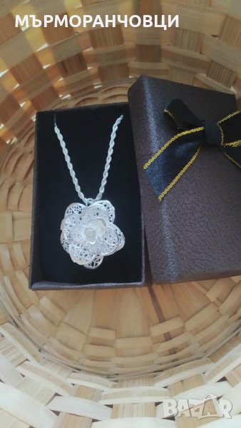 Нов, дамски сребърен ланец с масивна висулка цвете. В подаръчна кутияя, снимка 1