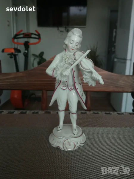 Стилна и красива с изработката си статуетка., снимка 1