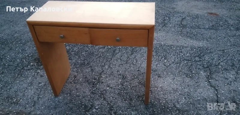 Масивно бюро с два броя чекмеджета. Намира се в град Габрово. Лично предаване. , снимка 1