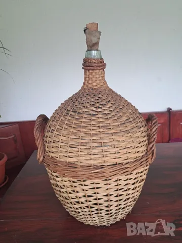 Продавам плетена дамаджана