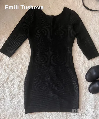 Дамска къса рокля с прорез на гърба.