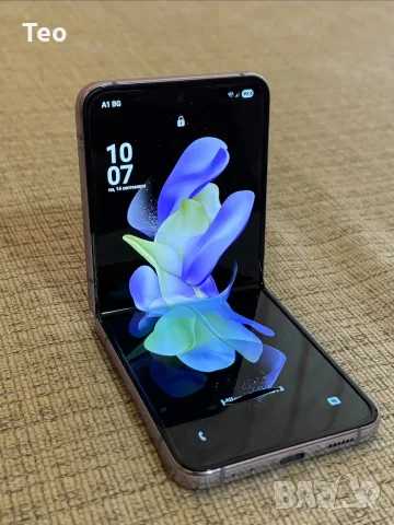 Samsung Galaxy Z Flip 4, 256GB, 5G, Цвят: Pink Gold – Перфектно състояние!