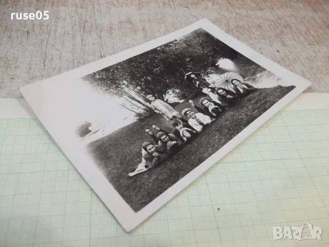 Снимка стара на група младежи легнали на брега край реката, снимка 3 - Колекции - 47910124