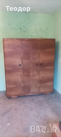 Орехов гардероб