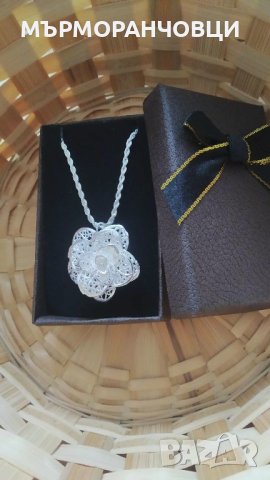 Нов, дамски сребърен ланец с масивна висулка цвете. В подаръчна кутияя