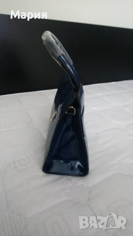Нова, тъмносиня дамска чанта от лачена еко кожа, снимка 3 - Чанти - 51101140