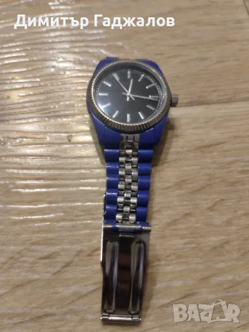 Елегантен мъжки часовник със син корпус и метална верижка