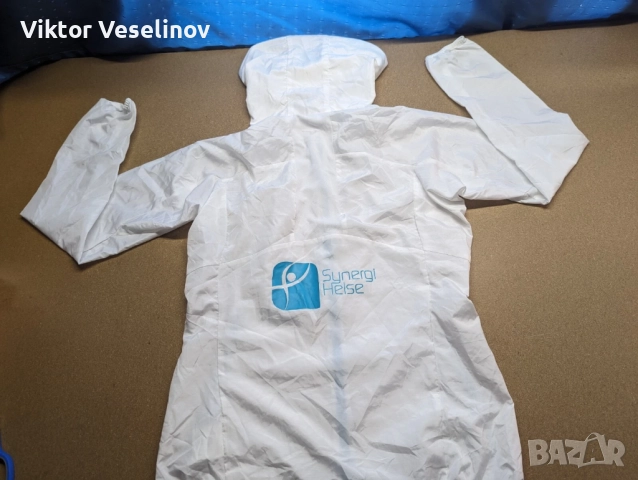 НОВО Mizuno Дамско Яке с Качулка Размер S Бяло Олекотено Ветровка, снимка 3 - Якета - 52337249