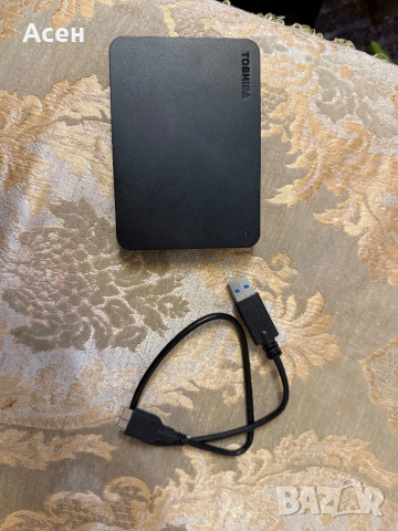 външен твърд диск Toshiba Canvio Basics с капацитет 1 TB. 