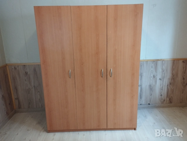 Трикрилен гардероб 