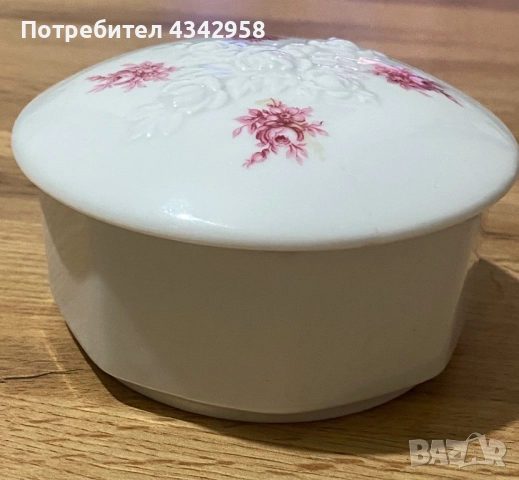 Порцеланова винтидж кутия направена за Avon. 1977г.