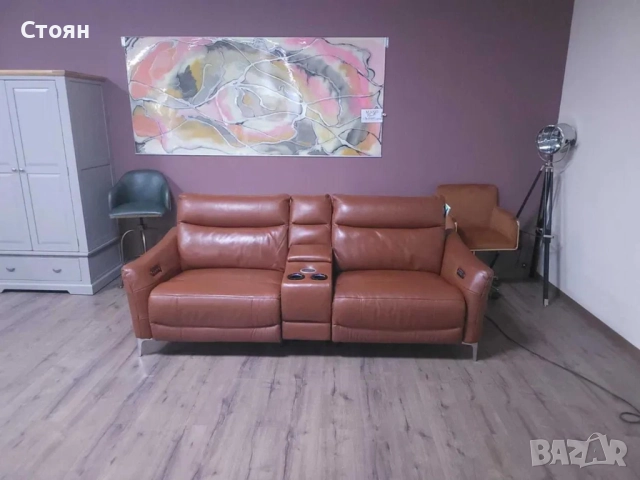 Кафяв кожен диван голяма двойка с електрически релаксиращ механизъм