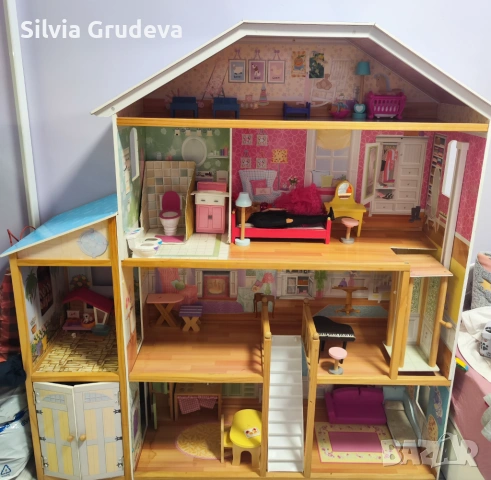 Голяма дървена къща с обзавеждане 