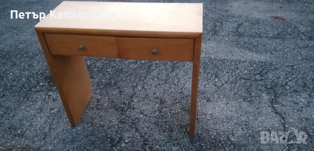 Масивно бюро с два броя чекмеджета. Намира се в град Габрово. Лично предаване. 