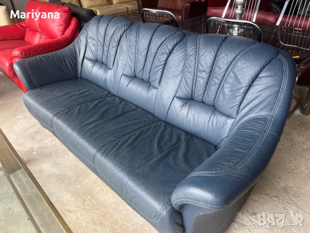 Син кожен диван