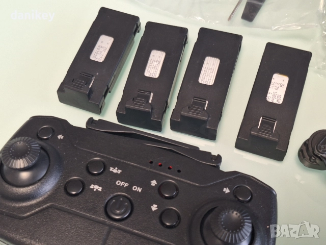 Дрон с двойна камера и WiFi 4 батерии и много резервни перки с проблем, снимка 2 - Електрически играчки - 52488470