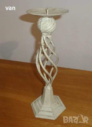 Свещник от лят метал, снимка 2 - Антикварни и старинни предмети - 47730961