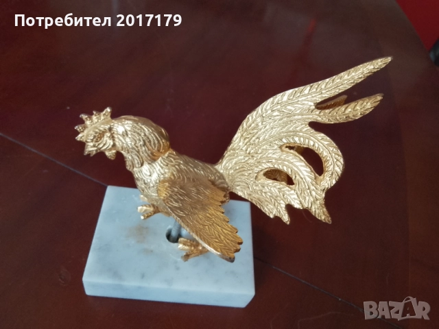 Позлатен месингов петел на мраморна поставка 