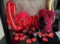 комплект мече с балони и листа от рози за прекрасна изненада 