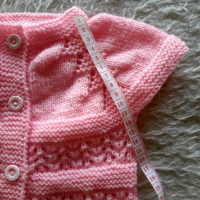 Бебешко ръчно плетено комплектче - елеченце и терлички, снимка 2 - Комплекти за бебе - 44930781