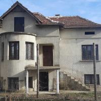 Двуетажна къща в село Добролево с голям парцел, снимка 1 - Къщи - 44688536