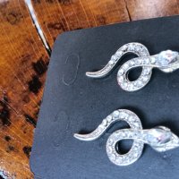 Сребърни минималистични обеци във форма на стилизирана змия, инкрустирани с цирконий, снимка 2 - Обеци - 42301719