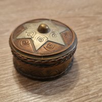 Антична малка кутийка– мед, ръчно кована., снимка 1 - Антикварни и старинни предмети - 40623861