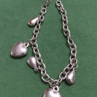 Фешън дамска сребриста гривна с сърчица модерен дизайн 37404, снимка 1 - Гривни - 40411101