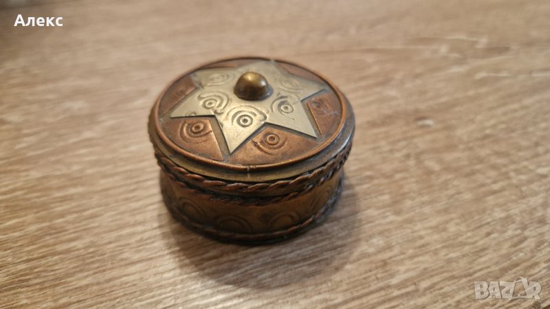 Антична малка кутийка– мед, ръчно кована., снимка 1