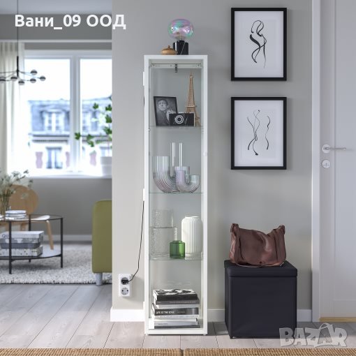 Висока стъклена витрина в бял цвят, снимка 1