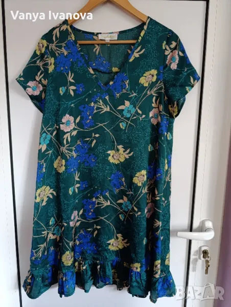 Зелена рокля на цветя с лек ефект на сатен, снимка 1