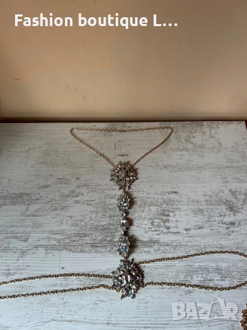 Бижу за цялото тяло с цветни камъчета които минават през гърдите и златен синджир за врата и талията