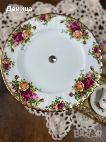Чиния за красиво поднесени сладкиши от емблематичната серия Old Country Roses на английската марка , снимка 2 - Чинии - 53674459