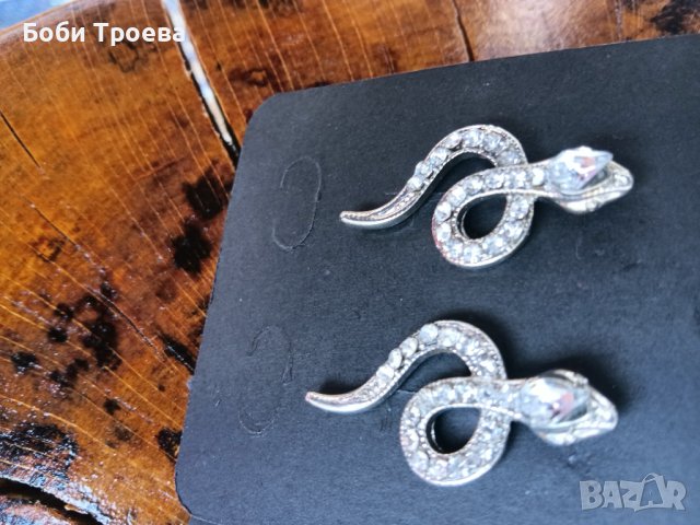 Сребърни минималистични обеци във форма на стилизирана змия, инкрустирани с цирконий, снимка 2 - Обеци - 42301719