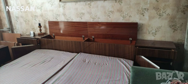 ПОДАРЯВАМ спалня, 2ракли, 2нощни шкафчета, гардероб, тоалетка с огледало, табуретка,2 матрака, снимка 8 - Спални и легла - 51042401