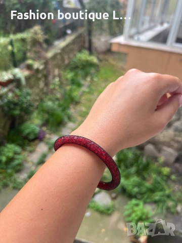 Червена гривна с блестящи камъчета обвити в черна мрежа с магнитна закопчалка ❤️❤️❤️❤️, снимка 6 - Гривни - 52377696