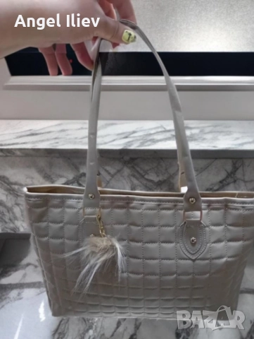 Дамска кожена чанта с пухче, снимка 4 - Чанти - 52523420