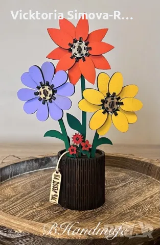 Дървени саксийка с цветенца