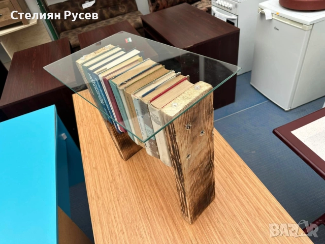 интересна маса / масичка -цена 70лв или 35,79 евро   смр -дървени крака 52/32см е стъклото/ 52см вис, снимка 3 - Маси - 52028065