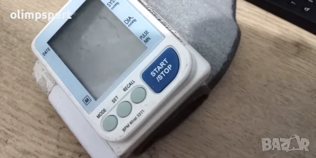 апарат за кръвно работещ с и зареден батерии за мерене на китката