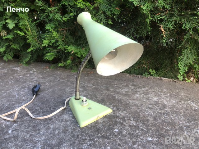 стара малка, метална настолна лампа - ретро