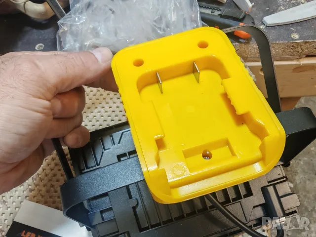 Прожектор за батерия Dewalt USB-A type C, снимка 2 - Прожектори - 55768053