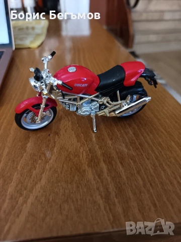 1:18  мотоциклет Ducati Monster 900 от Bburago, снимка 4 - Колекции - 53761729